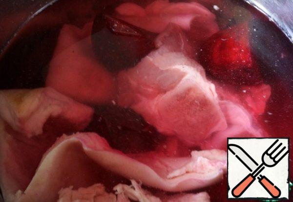 Let's start with the broth. Meat cover with cold water, add cleaned and cut into quarters one beet. Bring to a boil over high heat, then reduce the heat to a minimum and cook 1-1.5 hours.