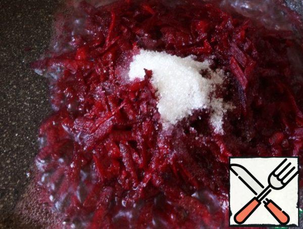 In the flooded lard add grated on a coarse grater our second beet, add vinegar and sugar, add a little water and stew until ready beets. 