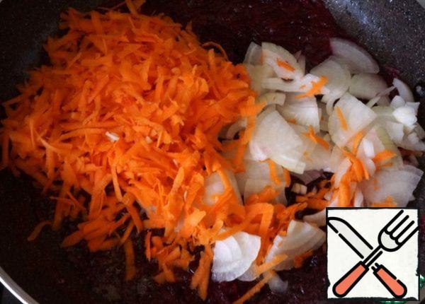 After 20 minutes add the beets grated carrots and diced onion. Stew all this until the vegetables are ready.