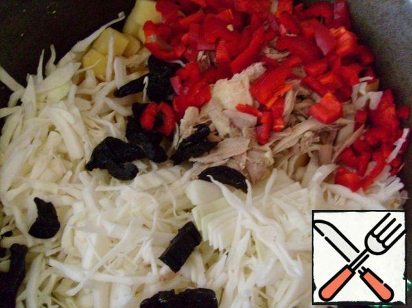 Then add the meat (from the broth), finely chopped bell pepper and prunes.
