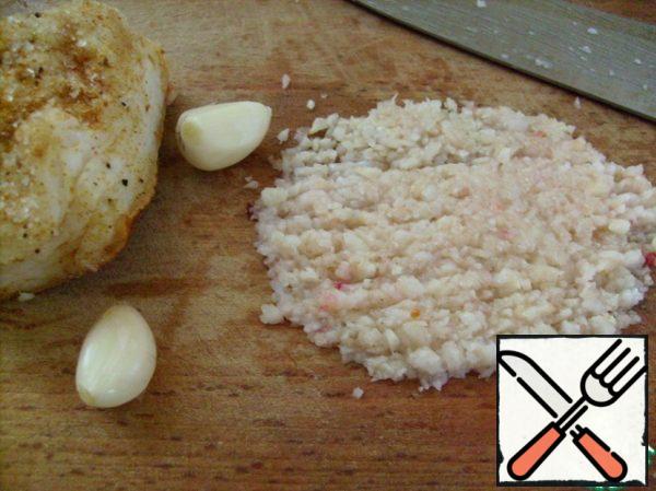 Take lard, garlic, finely chop them, then start chopping with a knife, mix and chop again. It is necessary to achieve a pasty state and send this fragrant "pusher" to the cauldron when the borscht is ready.
