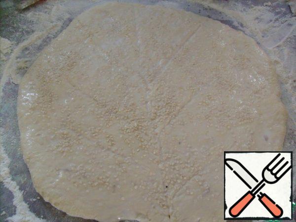 Knead the yeast dough, let it come up, dip, roll out and form our future lid. Brush with egg and sprinkle with sesame seeds.
