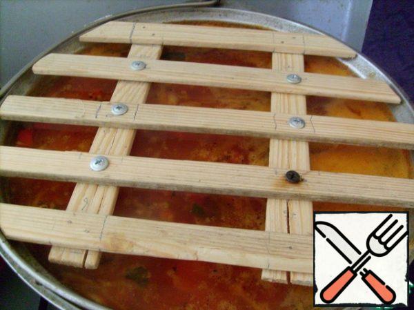 Set the oven to preheat to 180 degrees. Add broth to our future borscht, send the cauldron to the stove and bring it to a boil. Add salt and pepper to taste, add your favorite herbs, if necessary - sugar. Cover the cauldron with a grate.
