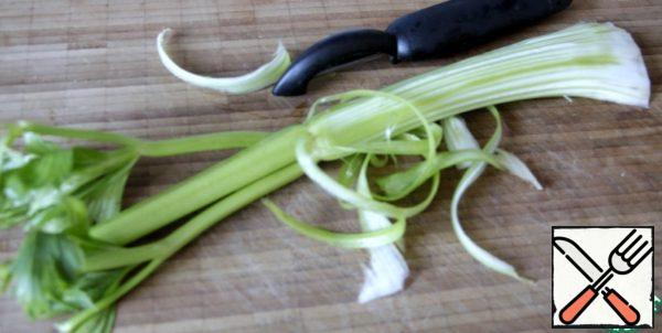 Petiolar celery to clear from coarse fibers with a vegetable peeler. If the petioles are thin and young, then this step is to skip!