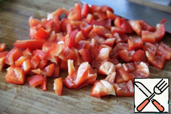 Cut the Bulgarian pepper into cubes.
