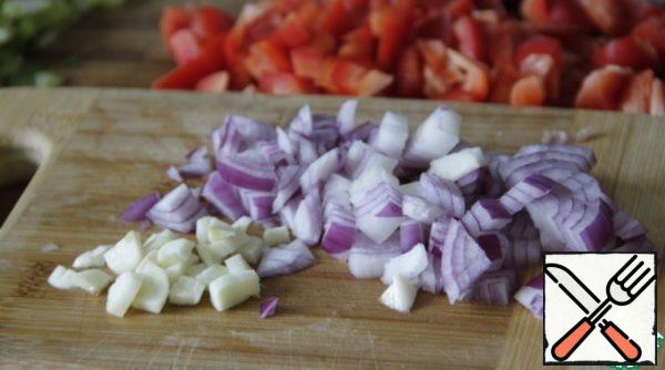 Cut into small cubes peeled sweet onions and garlic.