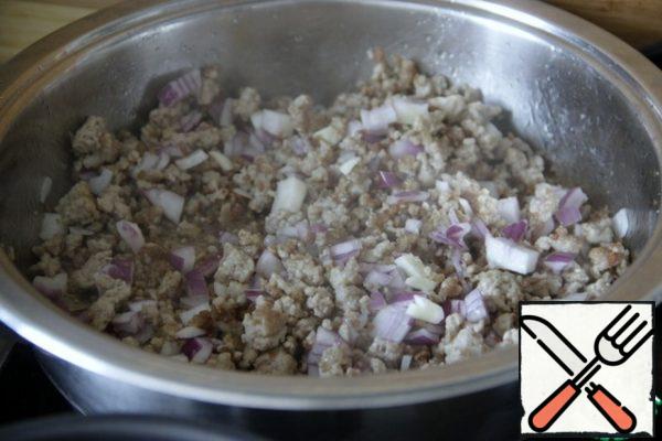 Add the prepared onions and garlic to the fried minced meat, fry quickly, until soft onions, stirring, 1-2 min.