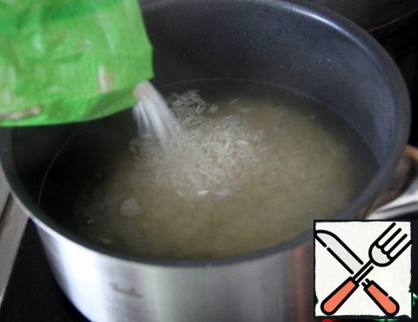 Bring the remaining 300 ml broth separately in a saucepan to a boil and add the rice. Cook until rice is ready.