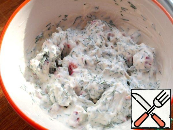 Add dill, pepper and kefir to the cheese. Stir well. Filling for tubes is ready (as a filling, you can use any other, which is more like it).
