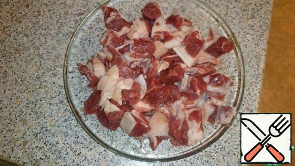 For a start, marinate the meat, cut the meat into thin large pieces, then salt, pepper, add half-eggs, starch, soy sauce and a little water,mix everything and leave to marinate for 1-1.5 hours.