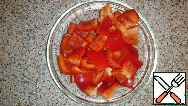 Tomatoes in large cubes, Bulgarian pepper in medium pieces.
