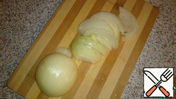 Prepare vegetables: onions cut into half rings. 