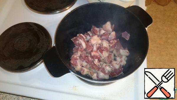 In a hot pan pour oil, send the meat and fry well, then add the onion and fry well.