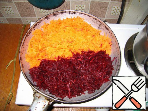 We put a pot of water on the fire, grate carrots and beets, fry in vegetable oil (so as not to burn, I poured a little water).

