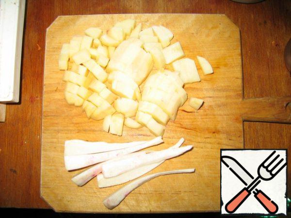 Potatoes to peel, cut into cubes, parsley root cut strips. Throw in a pot of water when boiled - salt.