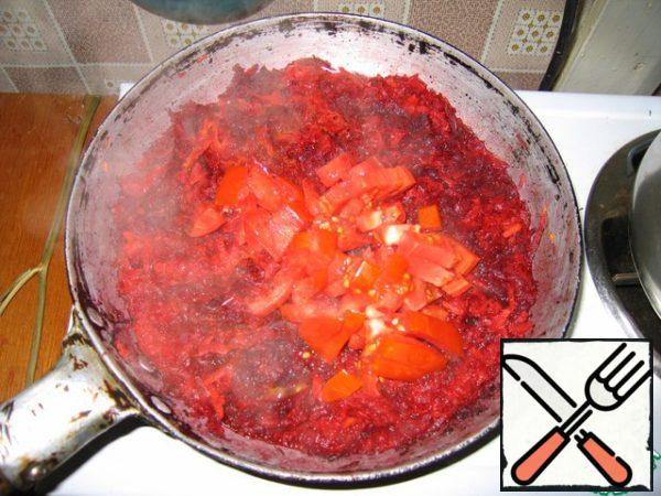 When roast is almost ready, add the tomatoes without skin. You can put a spoon of tomato paste or ketchup. 
