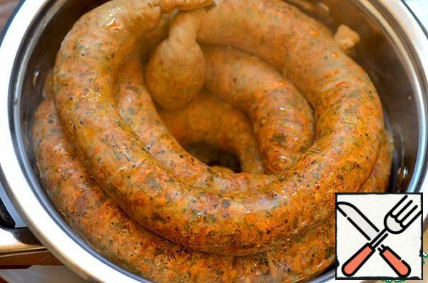 The smell will not give you rest for an hour, you will always want to open the lid and cut off a piece. No. You'll be ready in an hour. The Libyan sausages are ready.
