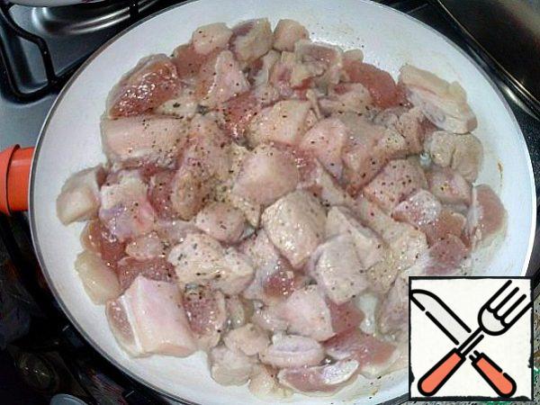 Cut the pork into cubes, add salt, pepper (if desired, I put the pepper everywhere almost where you can)and fry in a pan lightly, no more than 5 minutes on high heat.