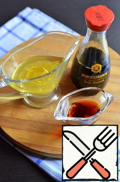 Mix zest, juice, olive oil and soy sauce "Kikkoman" in a gravy boat.
