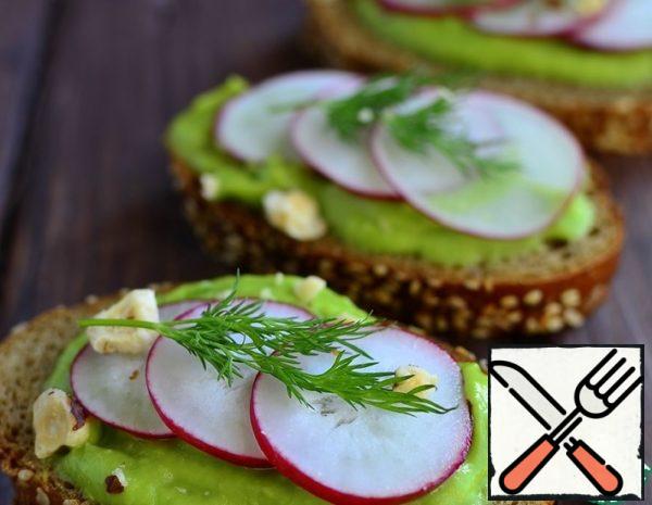 Sandwiches with Avocado and Radish Cream Recipe