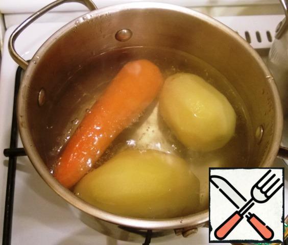 Separately boil potatoes and carrots.