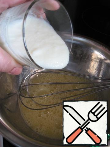 Add semolina, mix with a whisk until smooth.