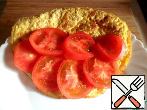 Put the chopped tomatoes on the finished omelet.
