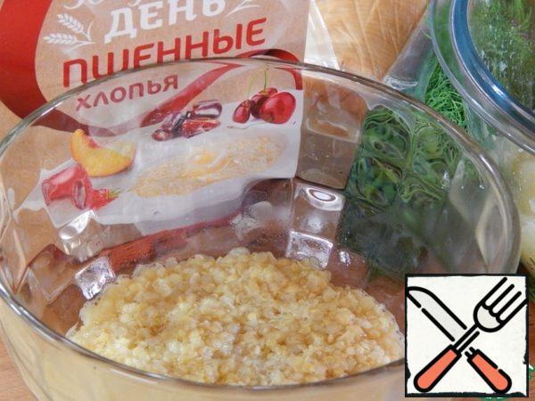 Millet flakes pour 1 cup of boiling water and let it brew for 3 minutes.

