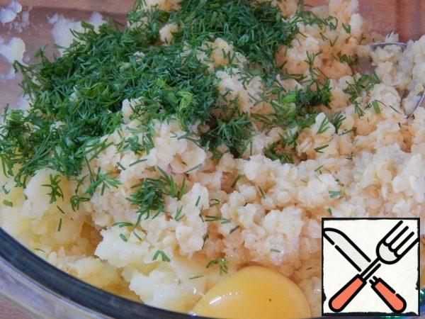 Mix mashed potatoes, cereals and eggs. Add chopped dill, salt and pepper to taste. Mix everything well.