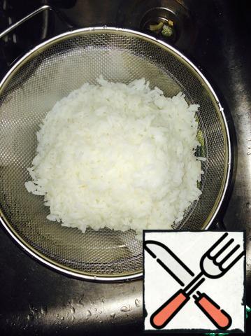 As soon as the rice is ready to taste, we shift the rice in a separate container for a while, and pour the excess water.