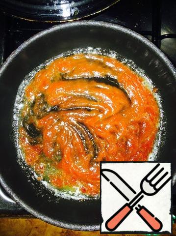 Mix the oil with tomato paste until smooth.