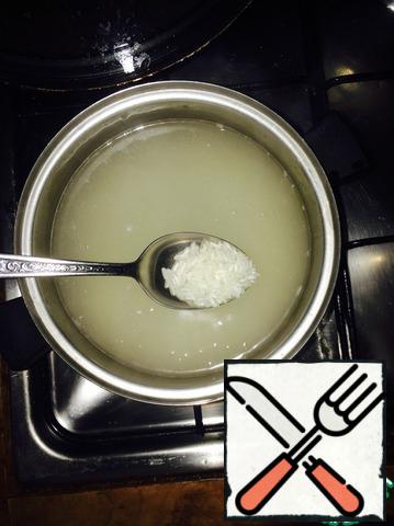 A liter of water is poured into a saucepan and put on the stove on a large light. Wait until the water boils. As soon as the water boils salt it, and pre-rinsing a glass of rice under cold water, add the rice in boiling and salted water. Wait until rice is cooked about 20 minutes.