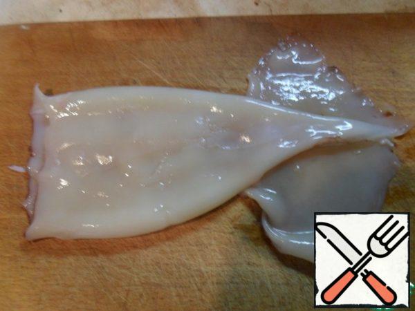 Squid clean from the skin. Lower squid in boiling water for 20-30 seconds. Get and immediately send under cold water.