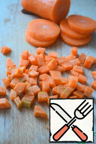 Carrot the potatoes into small cubes.