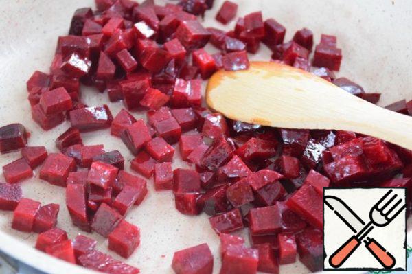 In a deep pan (PREFERABLY with a thick bottom), pour 2 tbsp oil, add chopped cubes of beetroot, mix well (so each piece of beet was covered with oil).