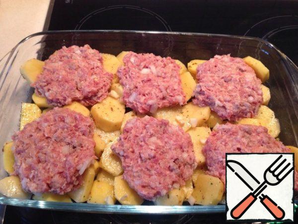 Minced meat must be thawed. I use beef 60% + pork 40%. If desired, you can use any minced meat, including chicken. Add 2 eggs, 2 tablespoons of flour and chopped onion, salt and pepper to the minced meat. Stir.
Clean our potatoes, cut into slices or any arbitrary shape. To potatoes add soy sauce 2 tbsp, seasonings if desired, I add dried Basil and seasonings that are in the kitchen, you can add Zira, salt and pepper, garlic. You can add sour cream. In a pan pour 1 tbsp of vegetable oil, add potatoes, stir. The formed pellet from minced meat with the thickness of 0,5 cm and spread on the potatoes.