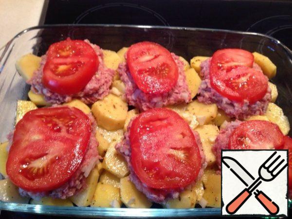 Take 1 tomato, cut into slices and spread on top of our meat.
Put in the oven for 30-50 minutes at a temperature of 190 degrees. In the last 15 minutes, the temperature has dropped by 175 degrees. During cooking, you can add water so that the potatoes do not get dry.