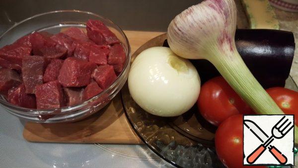 Wash and dry the meat. Cut into a cube of about 3 × 3 cm. Put the meat in a suitable container, pour soy sauce, sprinkle with spices, mix well. Prepare the vegetables.

