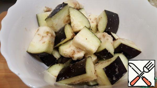 Cut the eggplants into large cubes, sprinkle with salt, mix and leave for 20 minutes.
