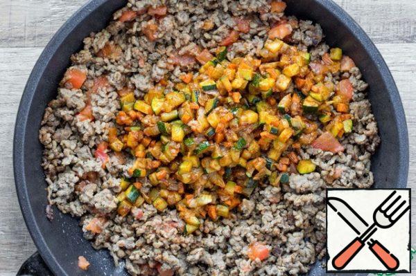 Add previously roasted vegetables to the minced meat