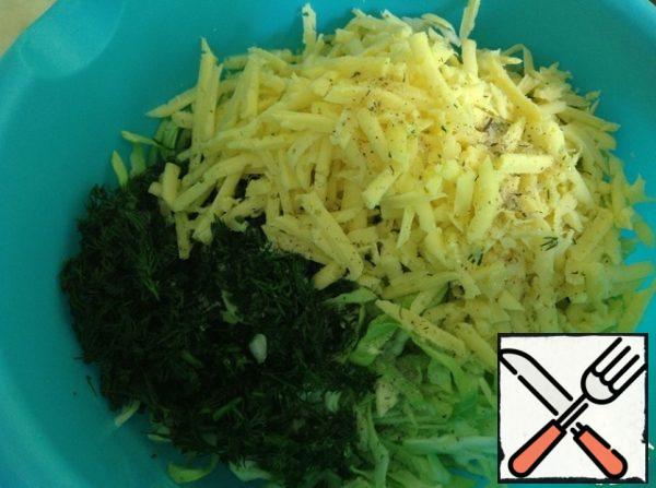 Cheese to RUB on a large grater, add a pinch of salt and vegetable oil. Salad mix gently.