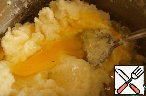Add the eggs to the porridge and mix thoroughly.
Eggs mix separately with a fork and add gradually,
since the liquid mass we do not need.
If it turned out watery -add a little flour.
