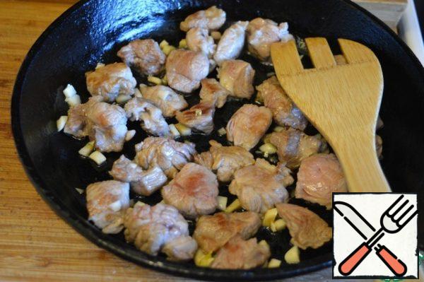 In a frying pan, heat the oil and fry the meat slightly, add the garlic at the end and remove from heat.