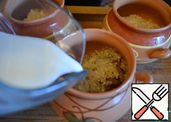 Spread the rice with meat on the pots (half pot). Pour the milk into the pots.