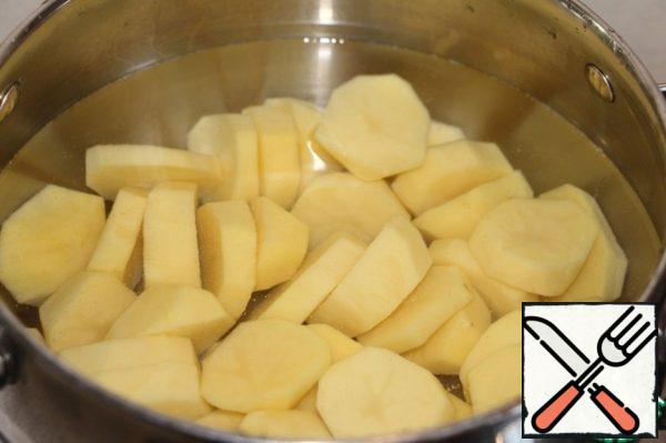 Peel the potatoes, cut into small pieces and boil until tender.