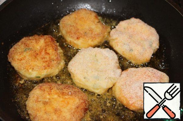 Fry the chops in preheated vegetable oil for 2 minutes on each side until golden brown. Serve with any favorite sauce or without it at all. We usually eat with yogurt or just vegetables.