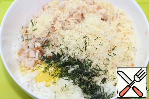 Add diced chicken fillet, egg, grated cheese, herbs (I have dill) to the cooled rice, season with salt and pepper if desired. Mix thoroughly..
