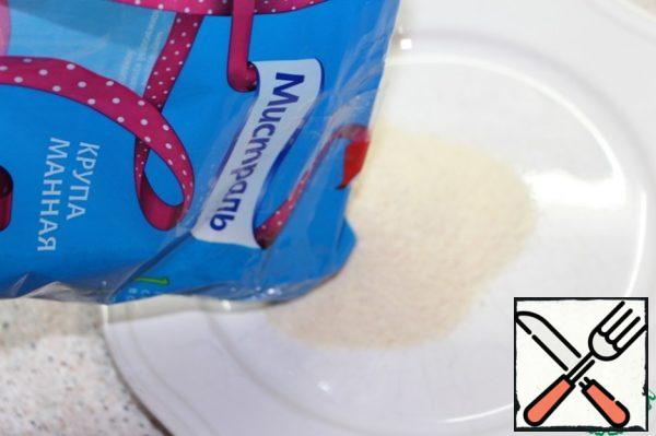 Pour semolina on a plate.
