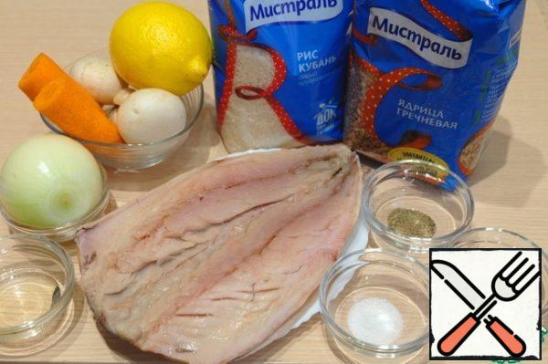 The ingredients for the rolls of mackerel. Gut the mackerel, remove the backbone and fins, remove the tail.
