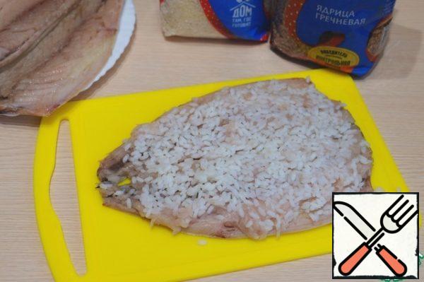To prepare the mackerel for cooking meatloaf: pepper and salt to taste. Put a thin layer of boiled rice on the carcass.